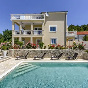 Haus Lilli Mit Pool , Ražanac Kroatien